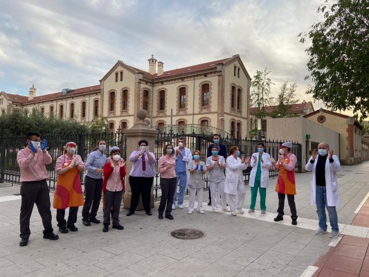 Profesionales del Provincial y Consum se funden en un aplauso común de ánimo frente al Covid-19