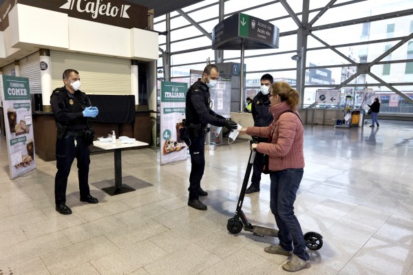 Castelló reparte 25.000 mascarillas entre personas que se desplacen al trabajo en transporte público

