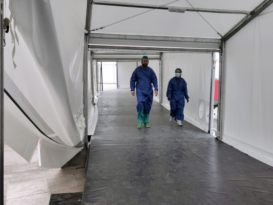 Respiro en las UCI de la Comunitat: los pacientes con coronavirus se reducen un 16 % en siete días