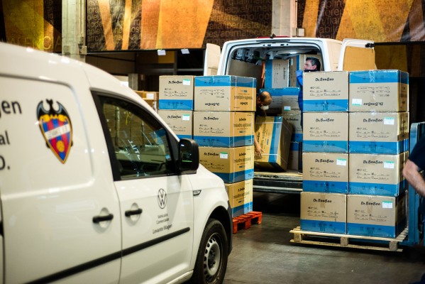 El Levante y la Fundación Cent Anys entregan el primer envío de material sanitario de la campaña Granotas solidarios