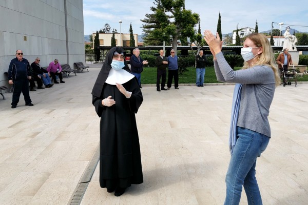 Castelló reparte 1.700 monas de Pascua en hospitales, residencias y a las fuerzas de seguridad