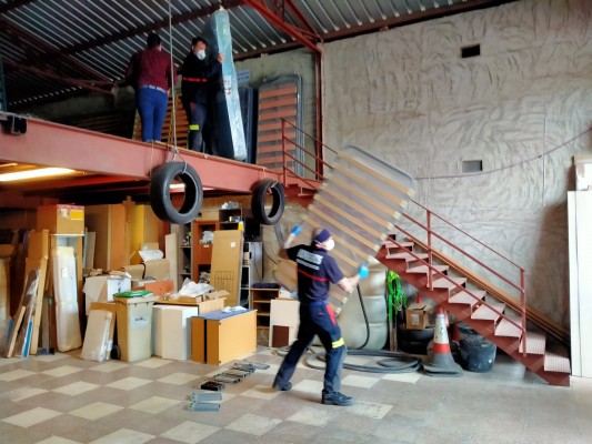 Los bomberos del Consorcio se movilizan en la recogida de mobiliario y alimentos para los ‘sin techo’