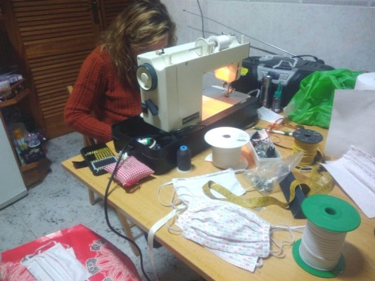 Más de 80 costureras de Totana combaten el virus y fabrican mascarillas y batas desde sus casas