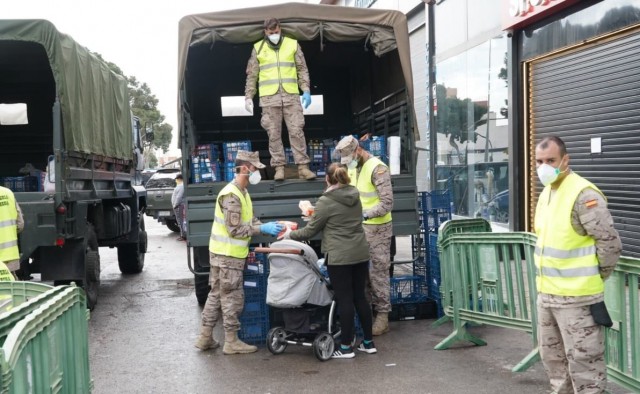 Militares y funcionarios inician el reparto de alimentos para 800 personas en cinco barrios de Cartagena