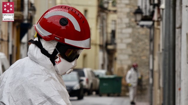 Los bomberos de la Diputación de Castellón desinfectan Santa Magdalena de Pulpis