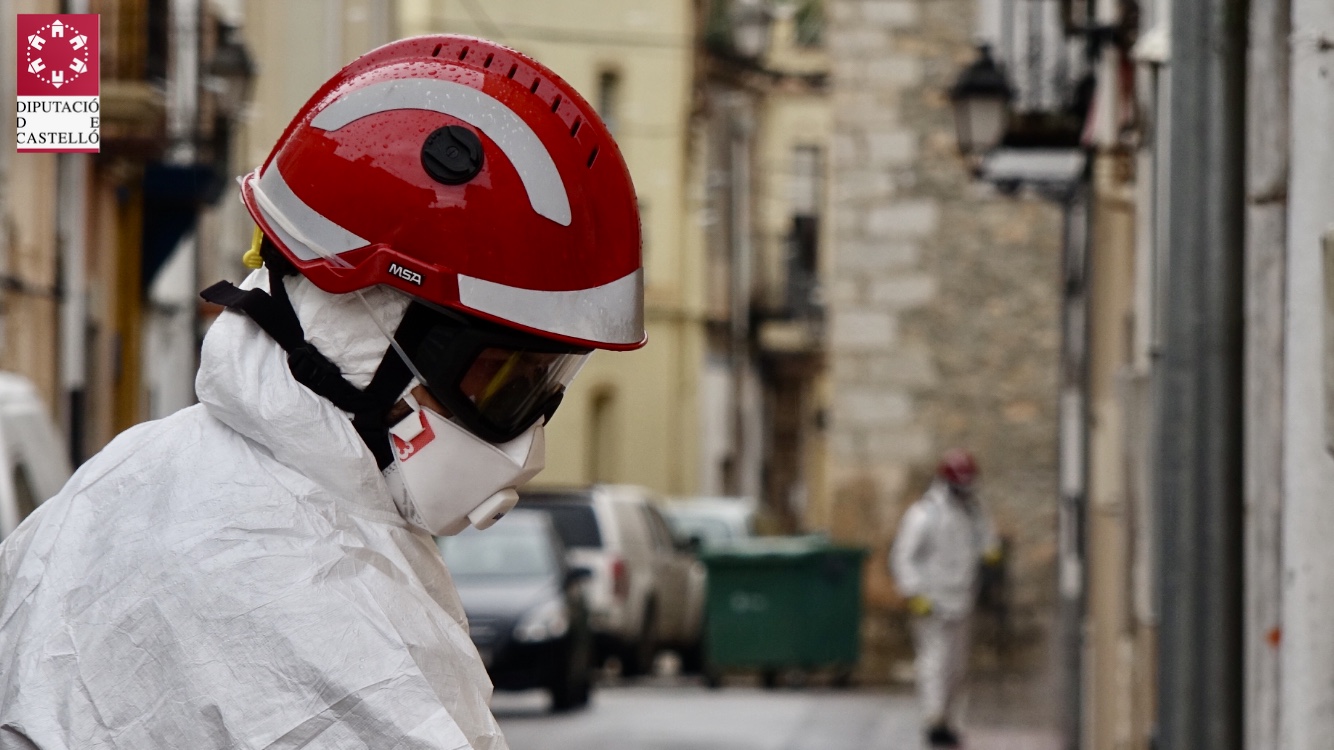 Los bomberos de la Diputación de Castellón desinfectan Santa Magdalena de Pulpis