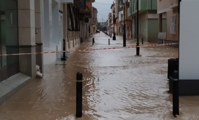 Calles y garajes inundados en Los Alcázares tras una tormenta de más de cien litros