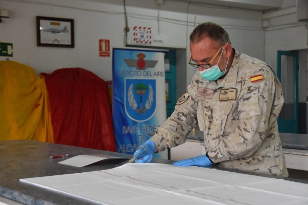 La escuela militar de Paracaidismo de Alcantarilla pone sus recursos a fabricar mascarillas