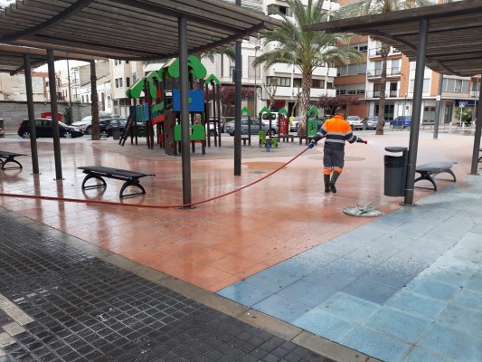 Burriana intensifica las labores de limpieza y desinfección de las calles y mobiliario público 