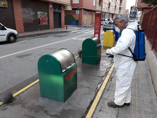 Murcia desinfecta los contenedores y los parques y jardines para frenar el coronavirus