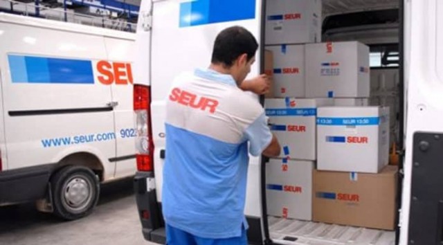 La policía identifica a los repartidores de paquetería urgente