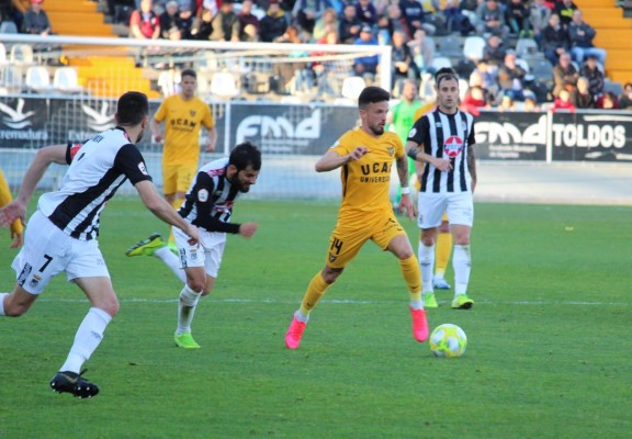 El UCAM CF no aprovecha un regalo en forma de autogol y cae pese a la buena labor de Iricibar (2-1)