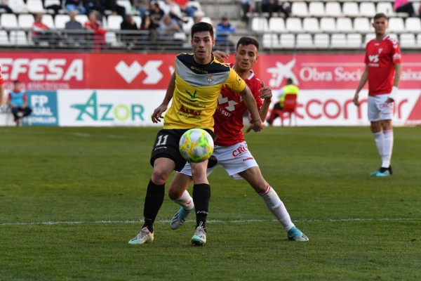 El Murcia, sufriendo y con un Tanis Marcellán salvador, remonta en casa (2-1)