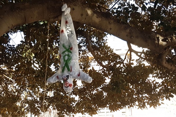 Las BAF cuelgan un muñeco con la fotografía de Abascal en el ficus de María Agustina de Castelló