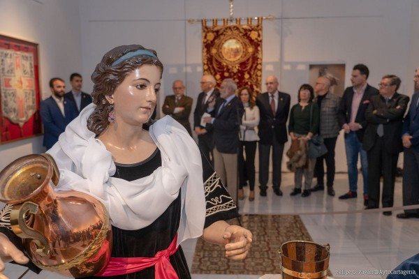 La Samaritana brilla en una exposición de la Cofradía California que reúne vestuarios, enseres y joyas