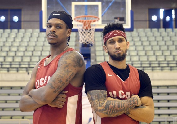 Booker y Eddie, los miembros del dúo dinámico del UCAM CB, se salen en la pista y se destapan fuera