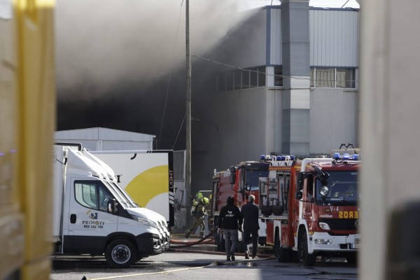 Un espectacular incendio de una nave en Alicante obliga a realizar varios desalojos y deja dos heridos