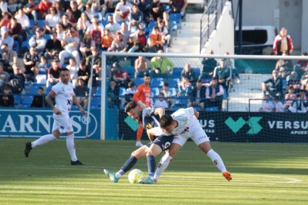El UCAM CF se hace con la victoria ante el Yeclano en un derbi marcado por la polémica arbitral (3-1)
