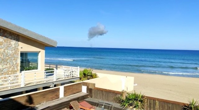 Vídeo: Búsqueda del avión que se ha estrellado en una playa de La Manga frente al Mediterráneo