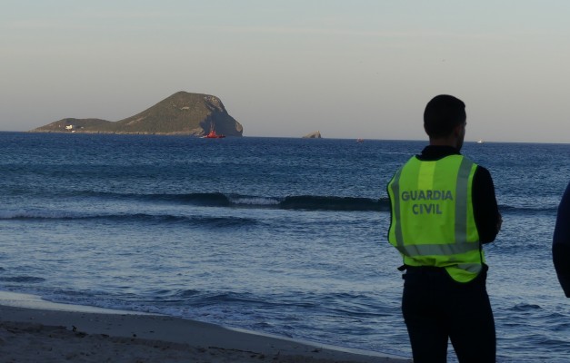 Galería: Imágenes de la playa donde ha caído el avión de la AGA en La Manga