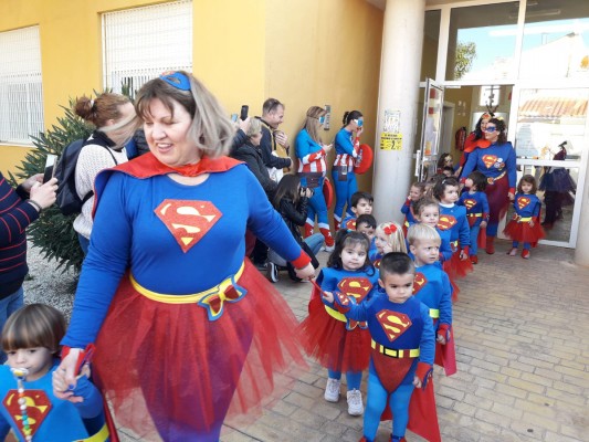 Los 'pequeños héroes' de Bambi celebran un carnaval solidario en beneficio de AFACMUR 