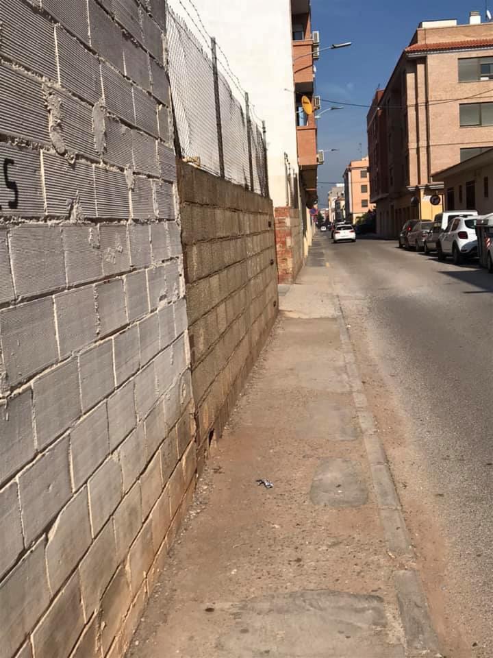 Nules retira las farolas de las aceras de Ramón y Cajal e instala otras para facilitar la movilidad