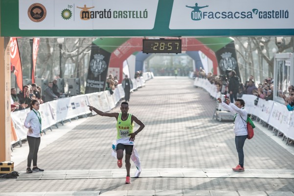El etíope Debede Teka y su copatriota Likina Amebaw vencen en la 10K Facsa de Castelló