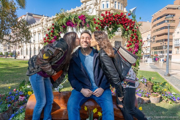Un 'photocall' en Héroes de Cavite para celebrar el Día de los Enamorados