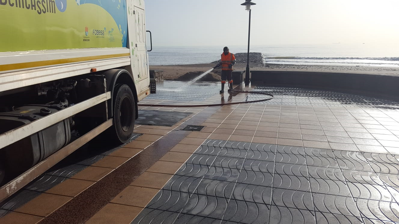Fobesa dedica un operativo de medio centenar de operarios a recuperar la costa de Castellón