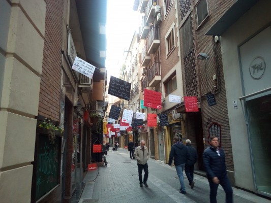 La Calle Sociedad de Murcia se enamora por San Valentín y se llena de citas de amor