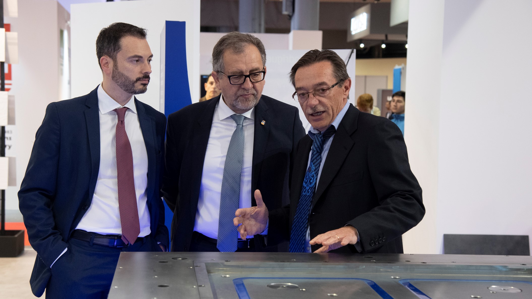 José Martí visita los stands de maquinaria industrial de Cevisama