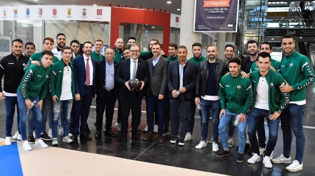 El CD Castellón visita el stand de la Diputación en Cevisama