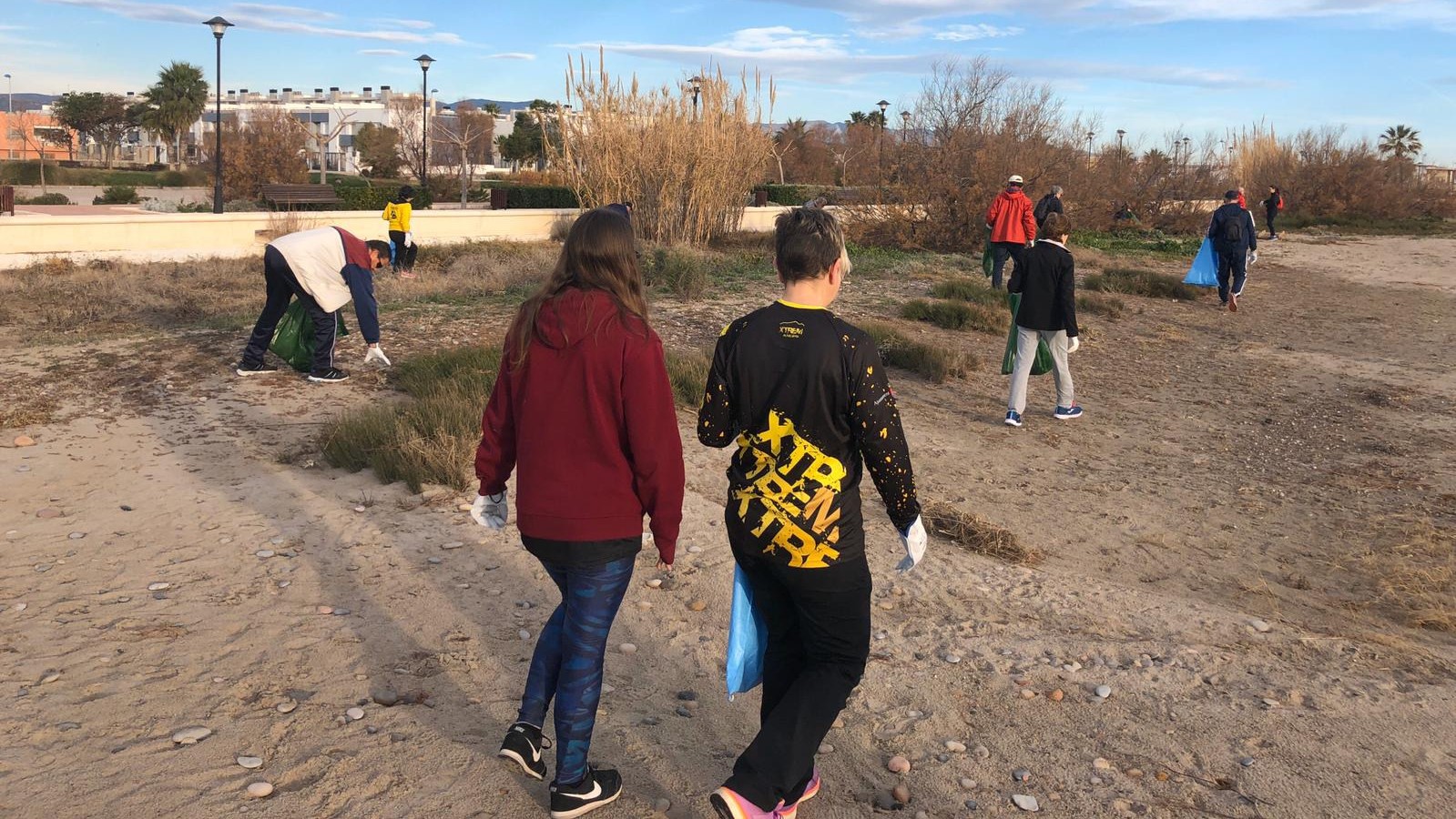 Almenara recull més de mil quilos de plàstics i fem de la Platja Casablanca