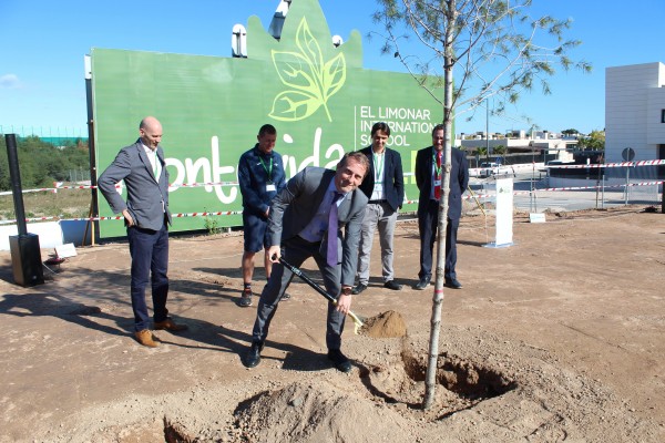 El Limonar planta el primer árbol de su nuevo colegio 'verde' de la urbanización Montevida 
