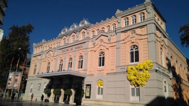 Adiós a los pegotes amarillos de la fachada del Teatro Romea