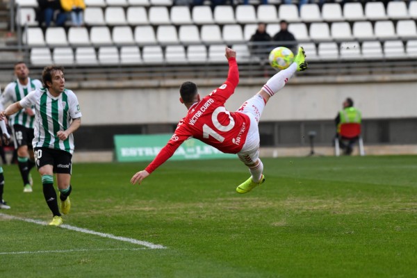 El Real Murcia logra la tercera victoria seguida y por fin está más cerca de arriba que de abajo (1-0)