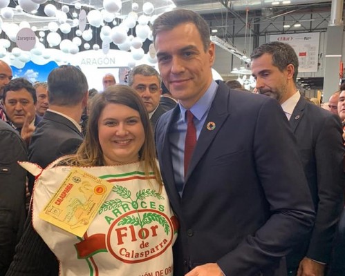 Al presidente Pedro Sánchez no se le 'pasa el arroz' en Fitur y se lleva su bolsa de Calasparra