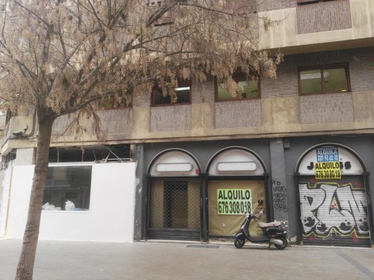 Los carteles de 'se alquila' colonizan la plaza de Santo Domingo, el corazón de Murcia