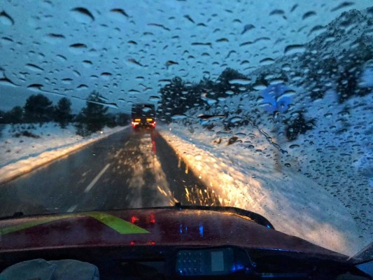 Más de 300 miembros de la UME ayudan a abrir el paso tras la intensa nevada en Castellón y Teruel