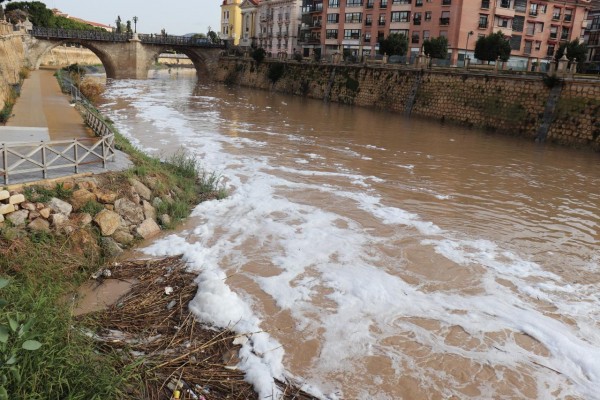 La historia se repite: la espuma blanca vuelve a 'manchar' el río Segura con las lluvias