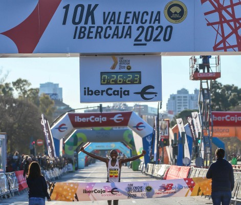 Kipruto bate el récord mundial de 10K con 26:24 en la 10K Valencia Ibercaja 2020