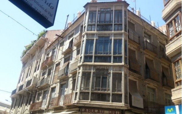 El palacete de la calle Pinares y el edificio de la Bola de Oro de Murcia renacen como pisos de lujo 