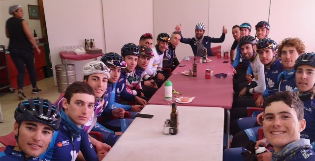 Alejandro Valverde pedalea y almuerza con los jóvenes ciclistas del equipo al que da nombre