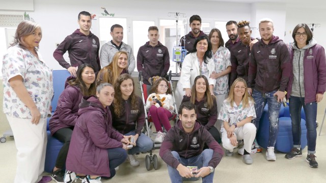 La plantilla del Villarreal visita las unidades pediátricas de los hospitales de Castellón 