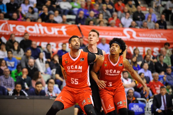 Un pobre UCAM CB no levanta cabeza y encaja ante el Bilbao su séptima derrota consecutiva (56-57)