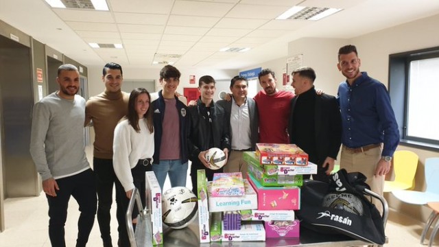 Pedro León, Villa, Andrés Fernández, Villar, Toché, Patric y Eva Navarro llevan alegría a la Arrixaca