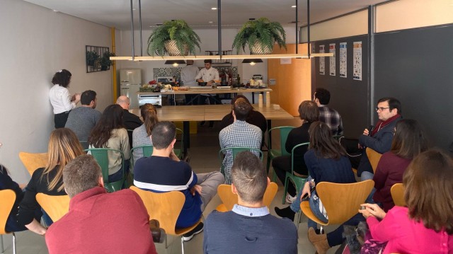 Las empresas de CEEI Castellón aprenden menús 'de oficina' de la mano del chef Sergio Salvador