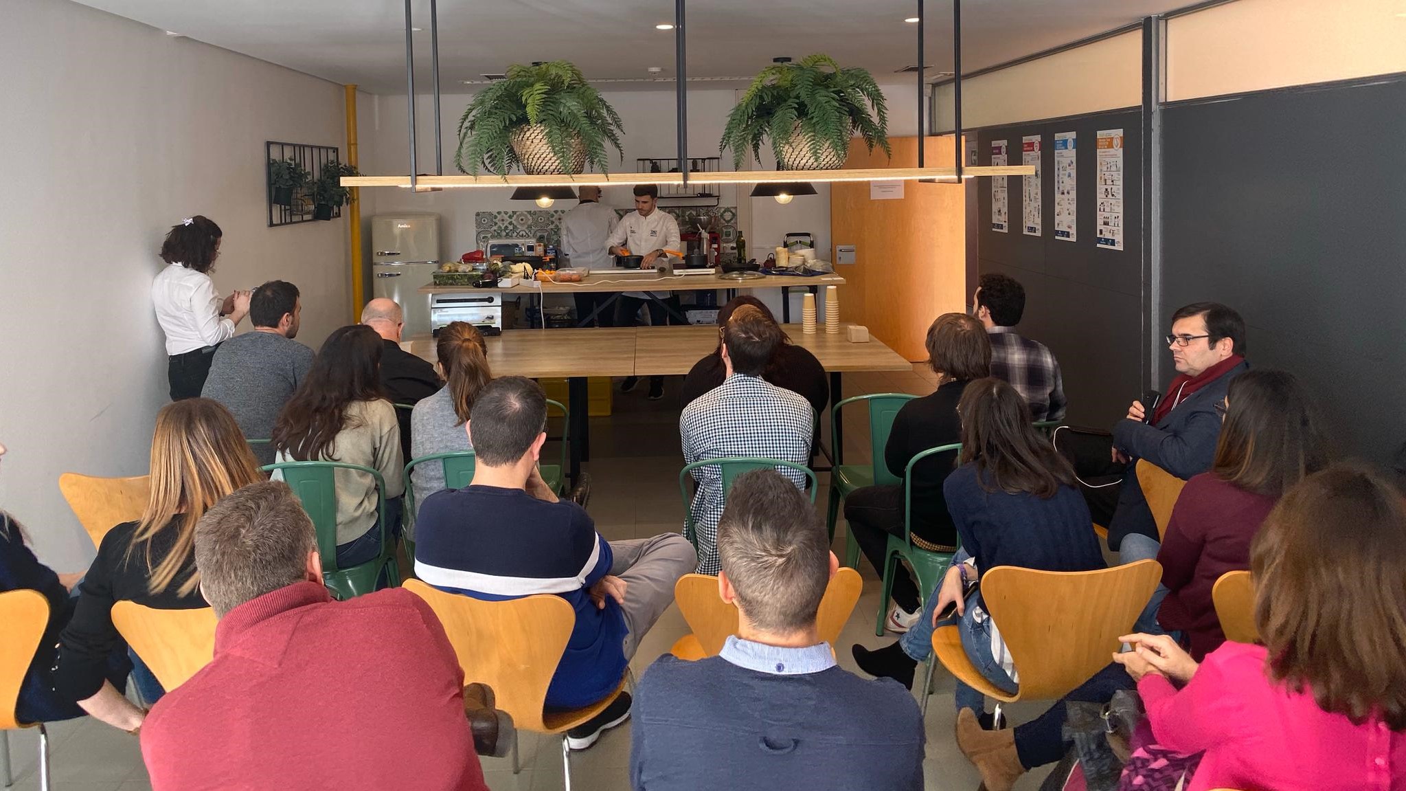 Las empresas de CEEI Castellón aprenden menús 'de oficina' de la mano del chef Sergio Salvador