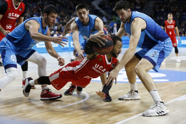 Los síntomas del enfermo UCAM CB son malos y el médico Alonso no da con el tratamiento (91-70)