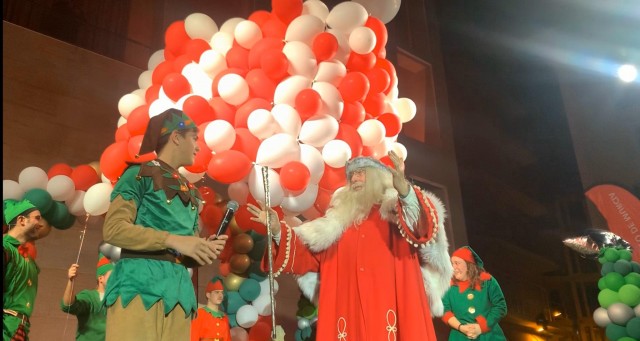 Papa Noel y su fábrica de sueños congregan a más de 6.000 personas en la plaza Belluga